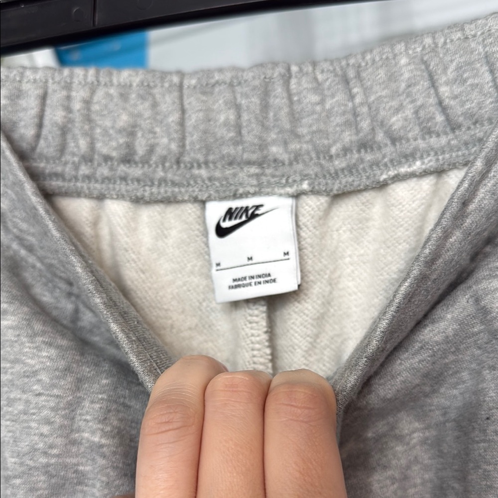 Nwot women’s Nike Gray Sweatpants medium m - Picture 2 of 2